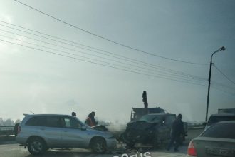 Иномарка выпала из эвакуатора в Иркутске, после чего оба авто столкнулись с другими машинами
