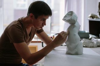 Иркутян приглашают полюбоваться работами уральского скульптора
