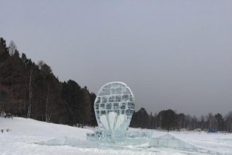 Ледяной концертный зал строят в Листвянке