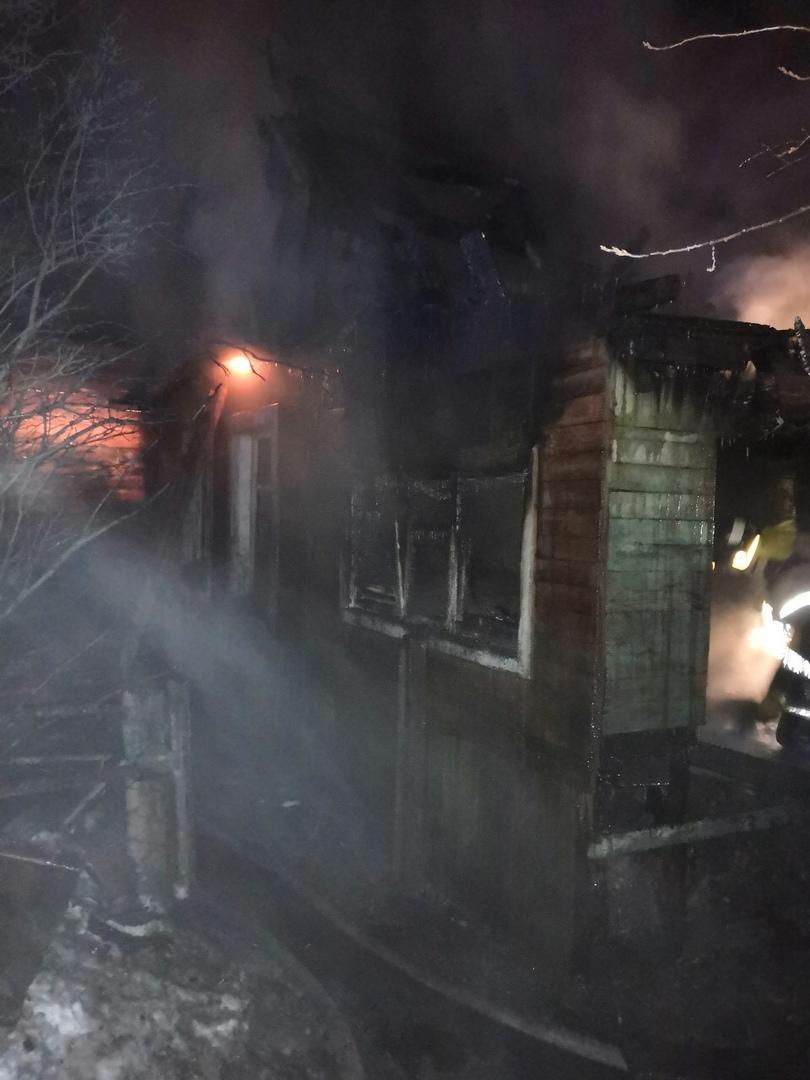 На пожаре в Иркутске двое пострадали, и одна женщина погибла