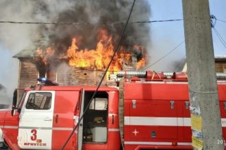 На пожаре в Иркутске спасены шесть человек. Одна женщина погибла