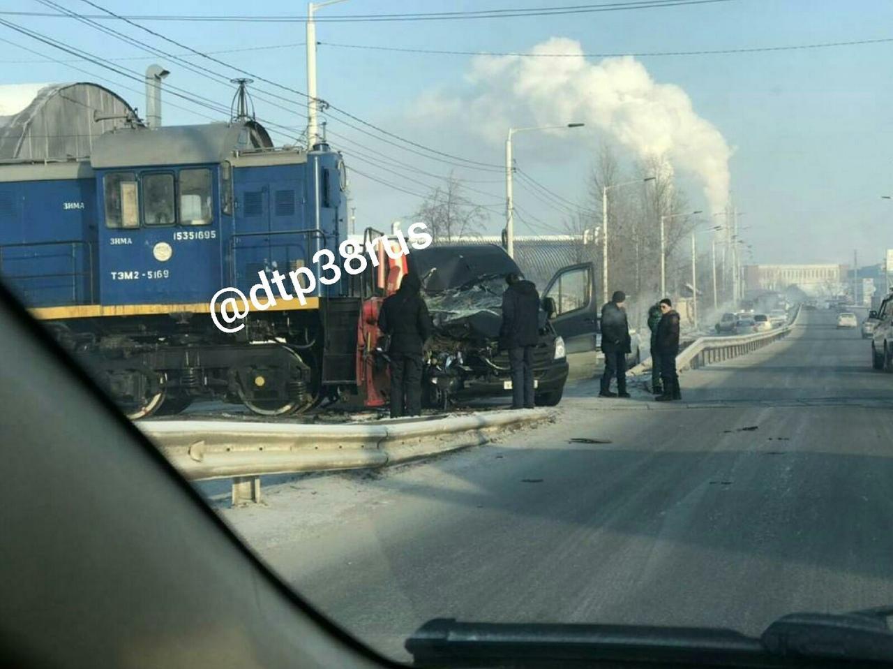 Тепловоз столкнулся с иномаркой во Втором Иркутске