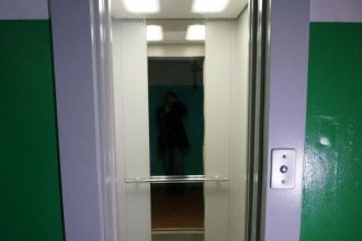 Власти Ангарска: лифты не работают почти год. Власти области: работы по монтажу лифтов завершаются