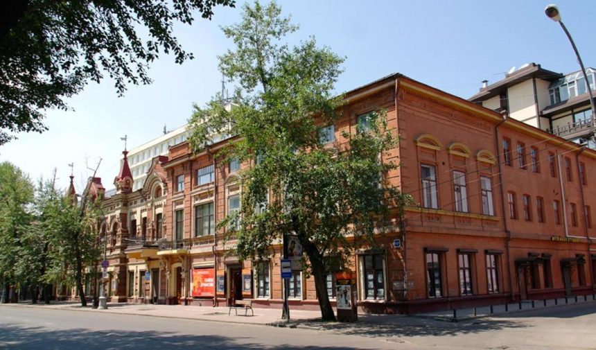Выставка детского творчества, посвященная Году театра, открывается в Иркутске