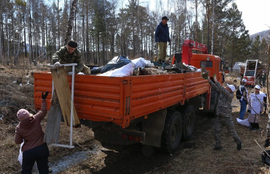 22 тонны мусора собрали на субботнике в Прибайкальском нацпарке