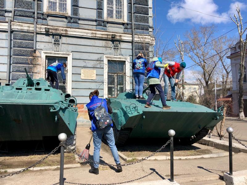 Активисты помыли военную технику у Дома офицеров в Иркутске
