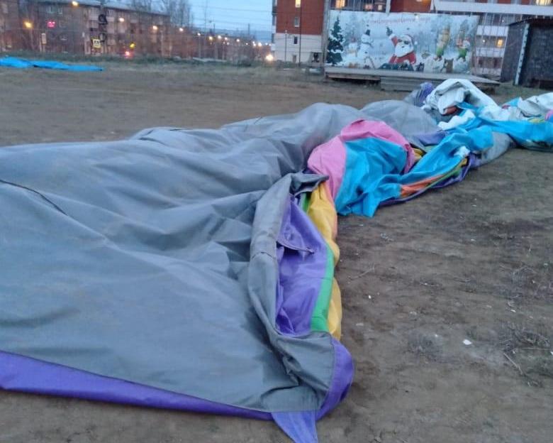 В Иркутске возбуждено уголовное дело по факту падения детей с перевернувшегося надувного батута