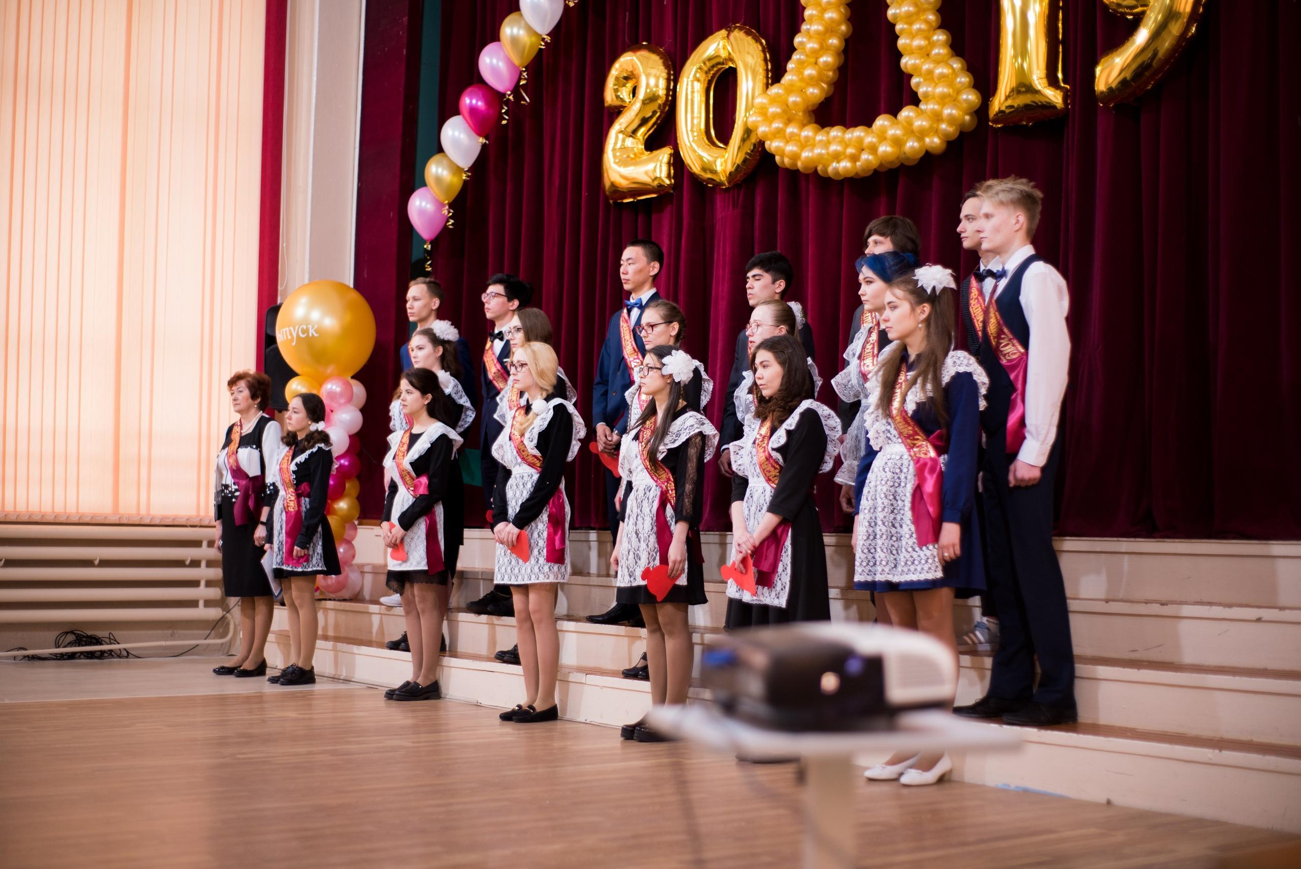 Для десяти тысяч выпускников прозвенел последний звонок в Иркутске