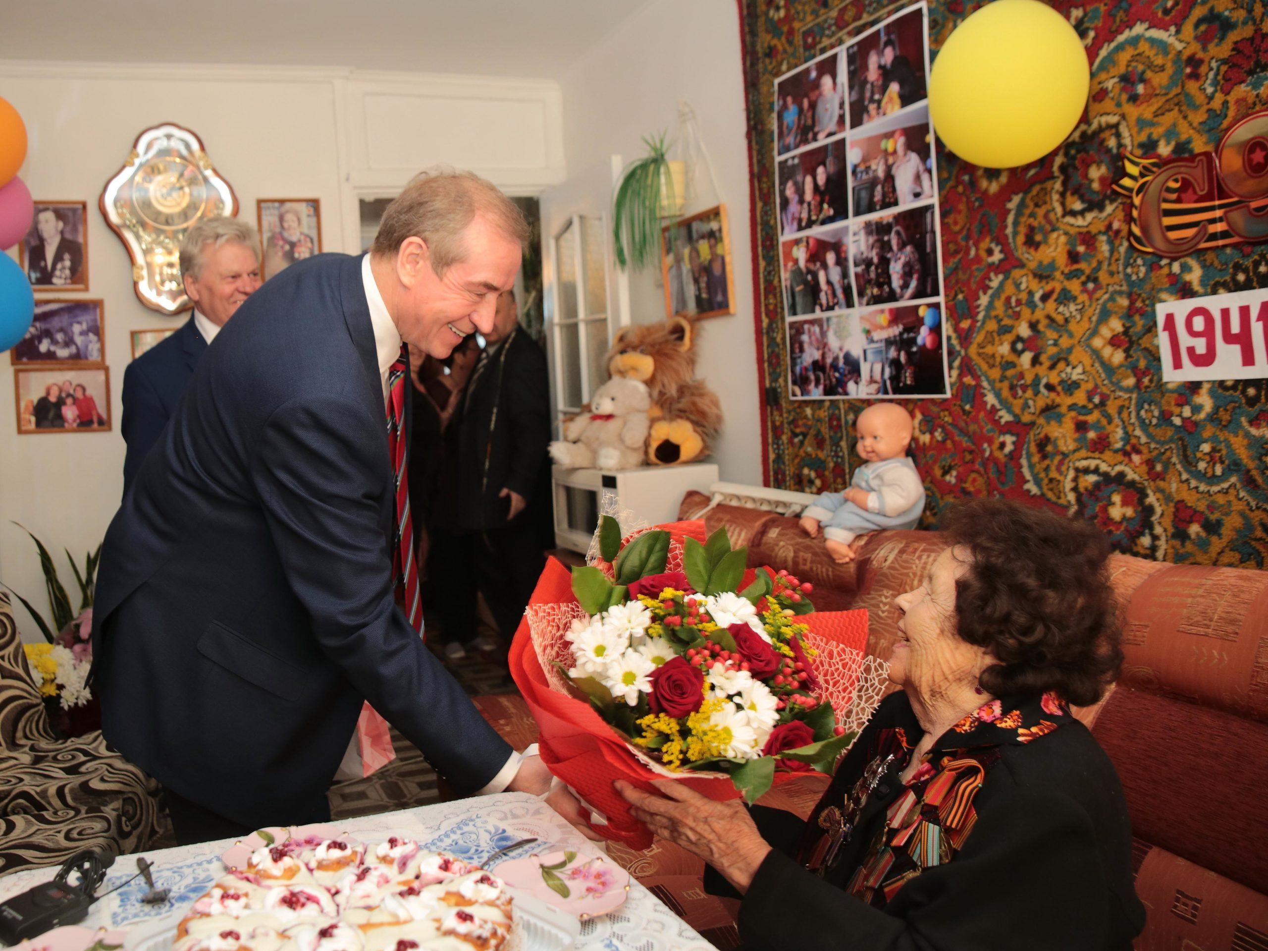 Губернатор региона поздравил ветерана ВОВ с 95-летием