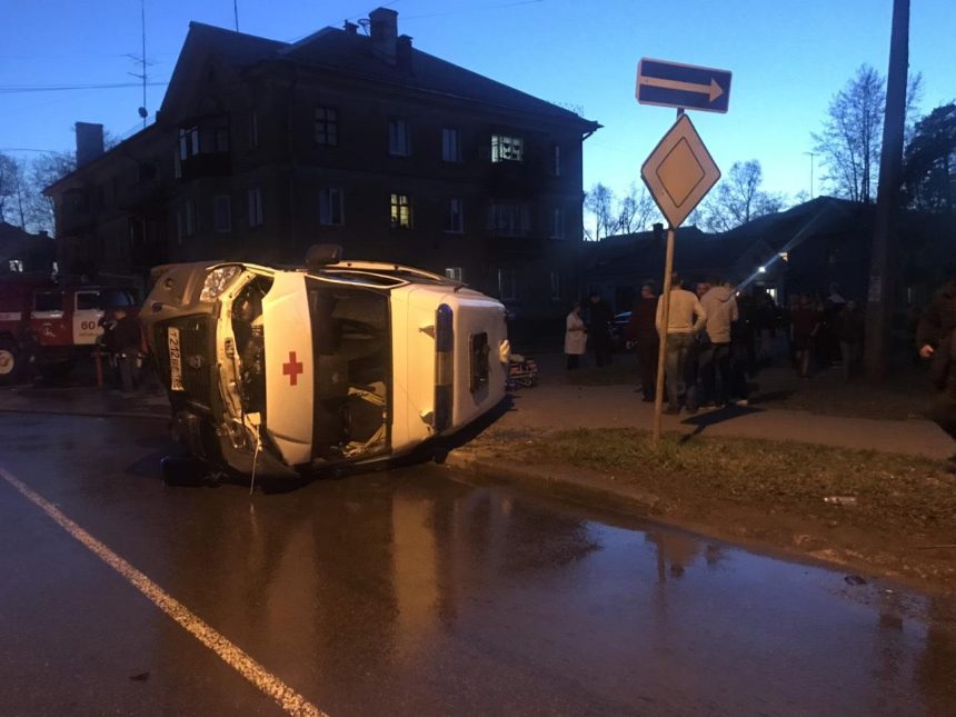 Машина скорой помощи попала в ДТП в Ангарске. Пациентка скорой скончалась