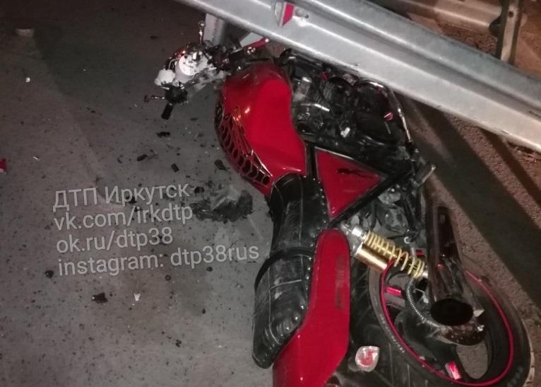 Мотоциклист въехал в дорожное ограждение и погиб в Иркутске
