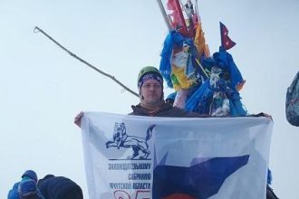 На высоте три тысячи метров установили флаг в честь 25-летия ЗС Иркутской области