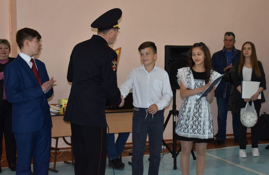 Полиция наградила 11-летнего иркутянина, задержавшего подозреваемого в краже