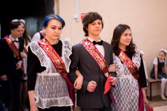 Последние звонки прозвучали для выпускников Иркутских школ. Фото
