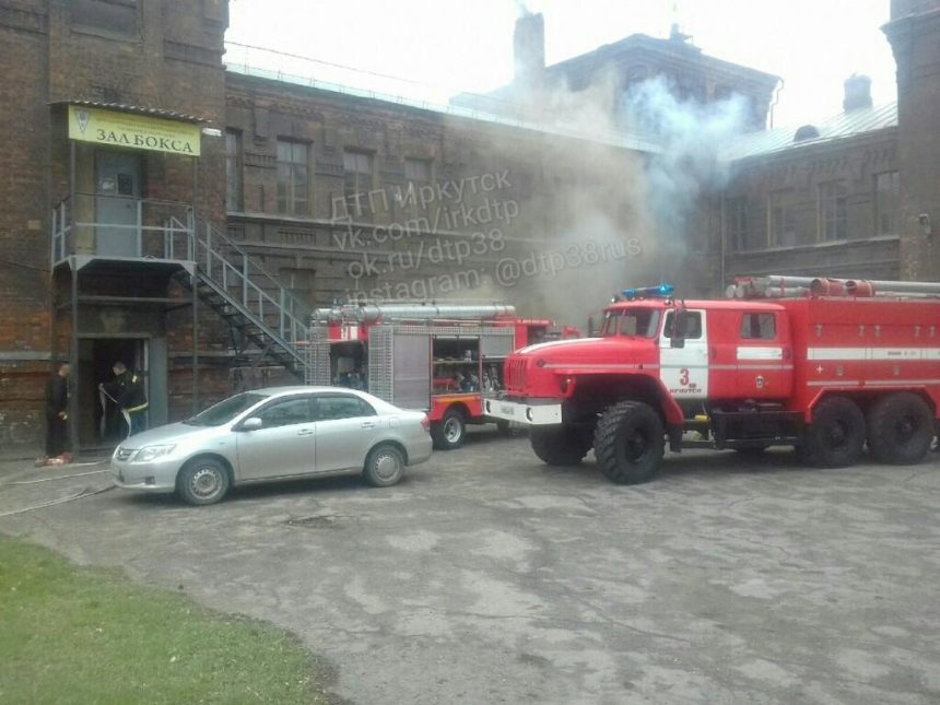 Пожар произошел в Машиностроительном техникуме в Иркутске