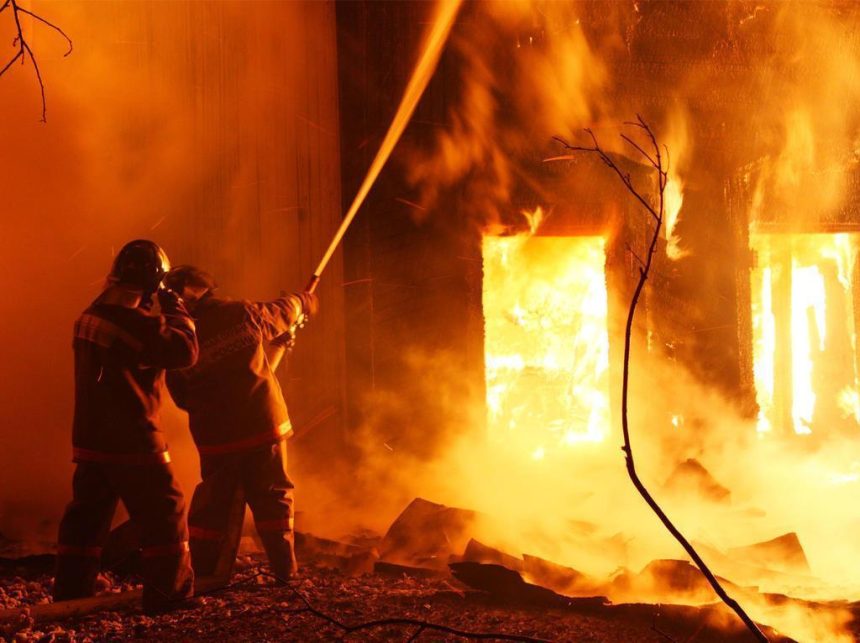 Пожар в магазине, находящемся в многоквартирном доме произошел в Иркутске