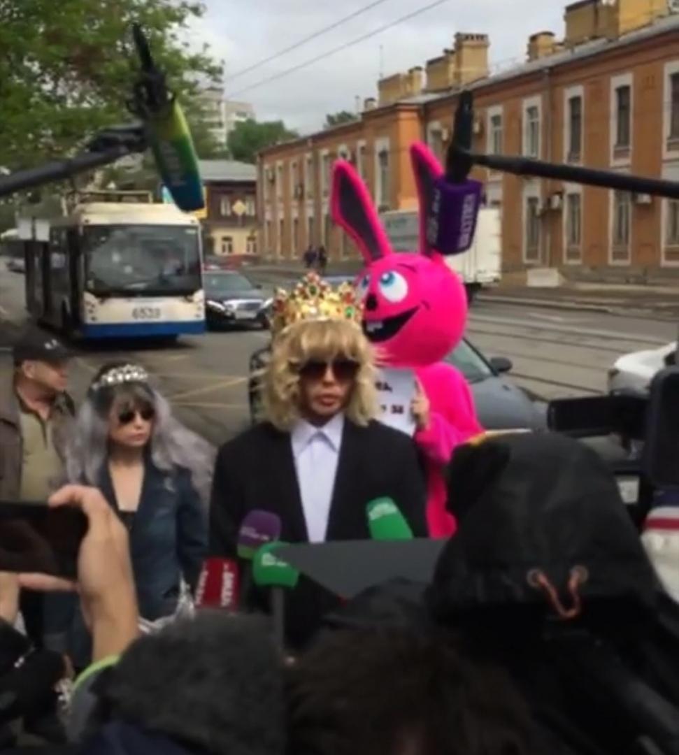 Сергей Зверев оштрафован на 15 тысяч рублей за одиночный пикет у Кремля. Он намерен обжаловать решение суда