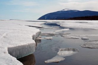 Север Байкала начал вскрываться ото льда