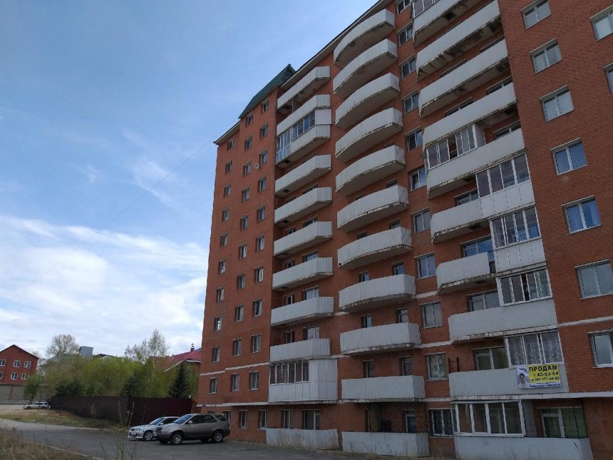 "Сколько мы живы, столько будем бороться". Что говорят жильцы многоэтажки на Пискунова, 40, которую решено сносить?