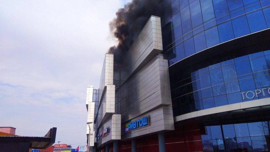 ТРК "Сильвер Молл" горит в Иркутске. Фото с места