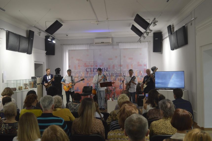 В Иркутском областном краеведческом музее прошел концерт группы "Ледокол"