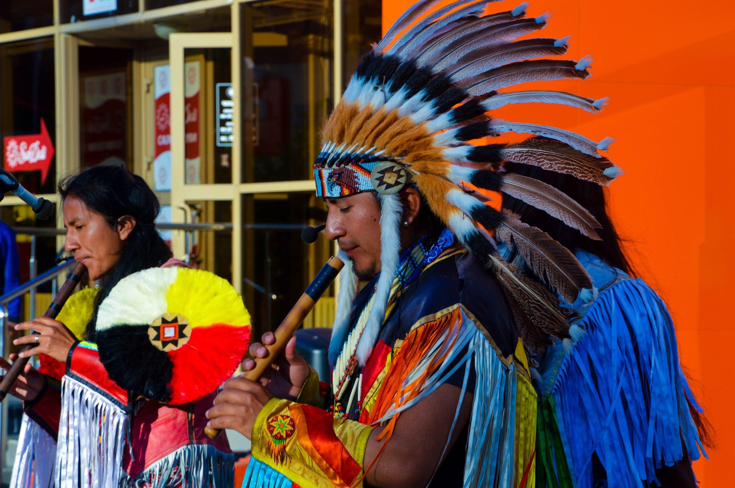 Индеец музыкант. Индейцы Эквадора. Эквадорские индейцы фото. Уличные музыканты индейцы. Индейцы Эквадора охотники за головами.