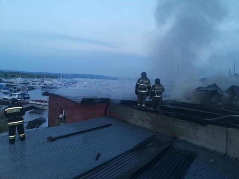 Лодочные ангары и катер горели в микрорайоне Солнечный в Иркутске