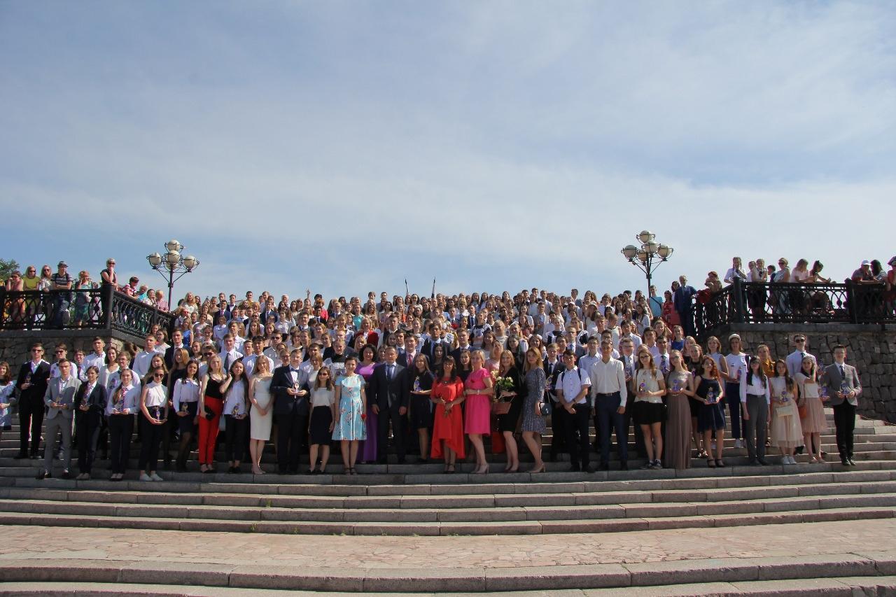 Лучших выпускников школ наградили на Нижней Набережной в Иркутске