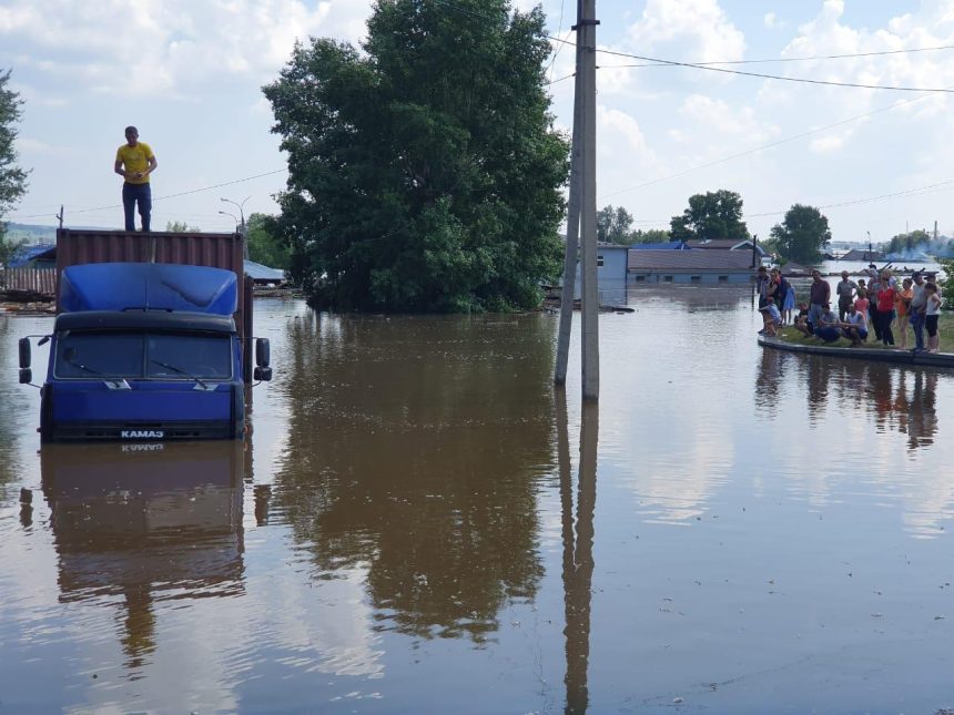 Людям, потерявшим дома из-за паводков, предоставят жилье