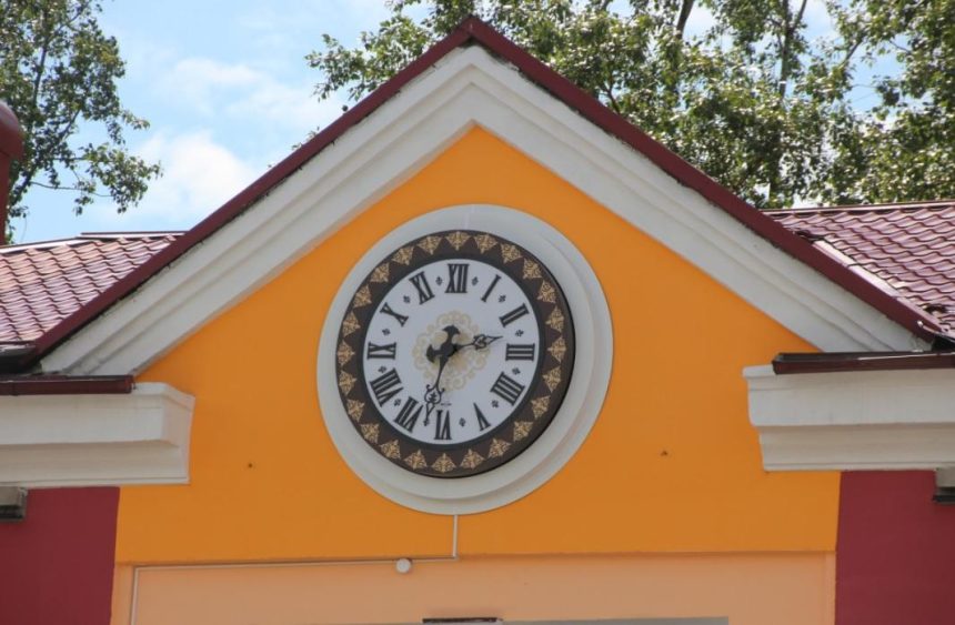 Новые часы появились на фасаде Музея часов в Ангарске
