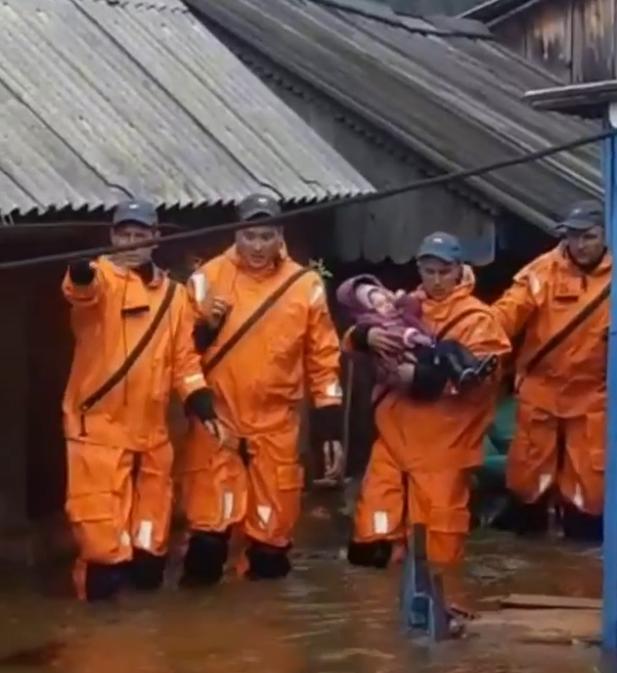 Работа спасателей в затопленных районах. Фото и видео