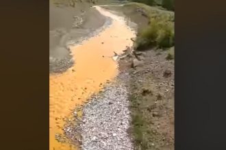 Река Модонкуль в Бурятии стала оранжевой