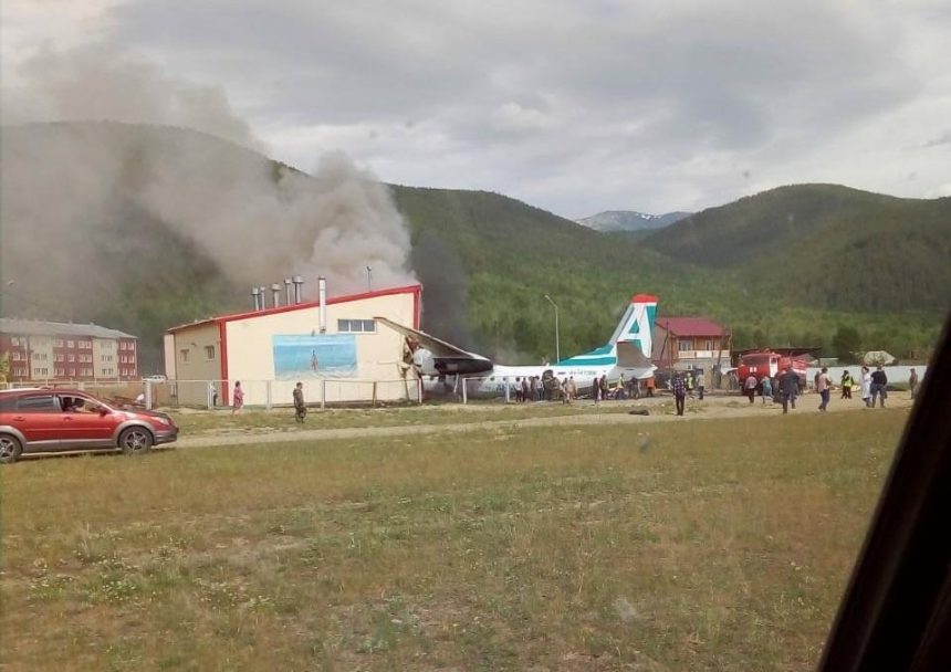 Самолет Ан-24 с пассажирами вылетел со взлетной полосы и загорелся в Бурятии