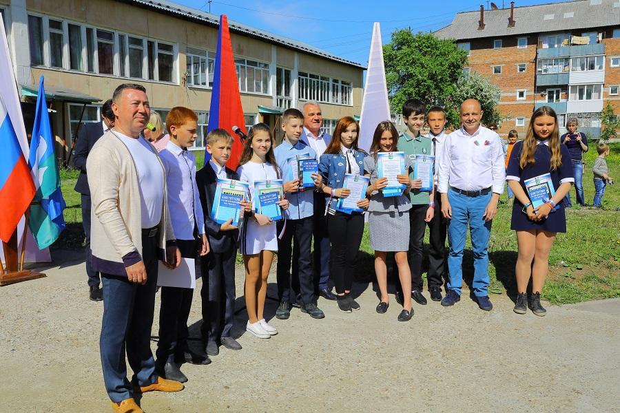 Сергей Сокол в День России вручил паспорта юным жителям Байкальска
