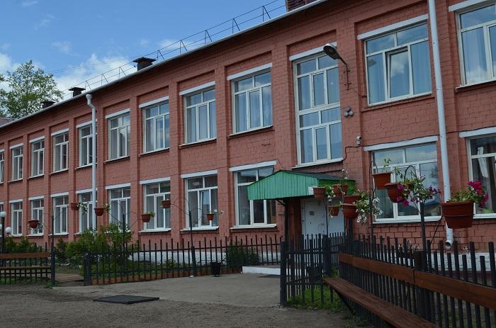 Школы в селах Оёк и Никольск отремонтируют этим летом
