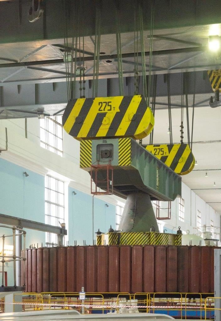 Отработавшие свой срок гидроагрегаты заменят на Иркутской ГЭС впервые за ее историю. Фото