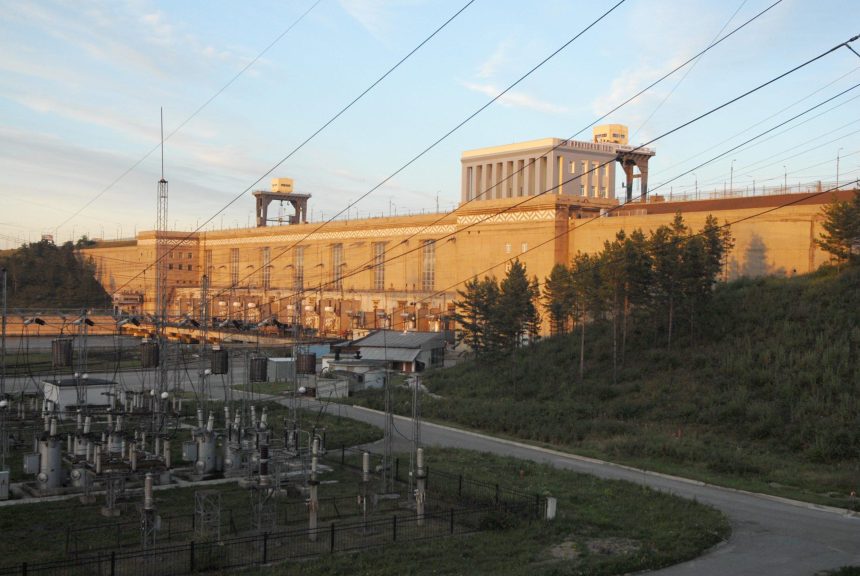 Отработавшие свой срок гидроагрегаты заменят на Иркутской ГЭС впервые за ее историю. Фото