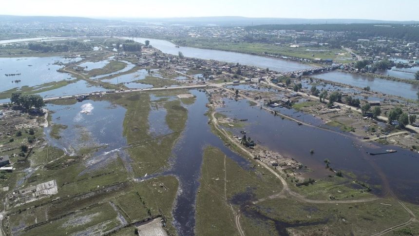 Поселок Октябрьский в Чунском районе и город Тулун остаются подтопленным в Иркутской области