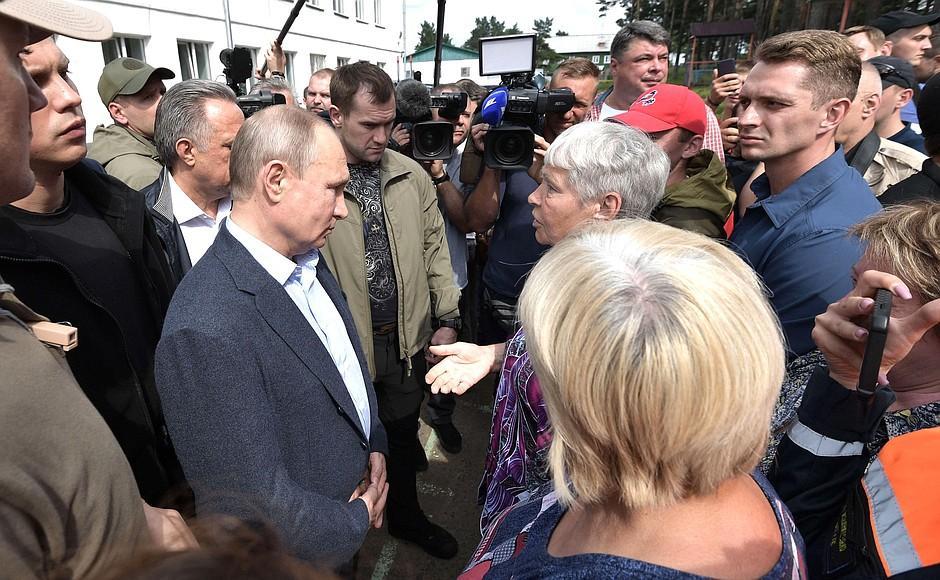 Пострадавшие от паводка жители Тулуна пожаловались Путину на свои проблемы