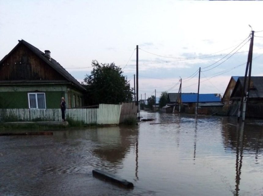 Сотни домов, школа, детский сад и мост сильно пострадали от паводков в поселке Октябрьский Чунского района. Фото