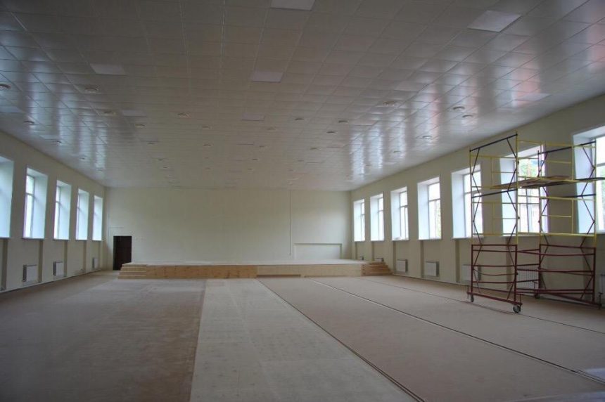 В построенном здании школы в микрорайоне Лесной уже завершают внутреннюю отделку