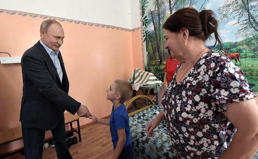 Владимир Путин осмотрел в Тулуне пункт размещения граждан, пострадавших во время паводков
