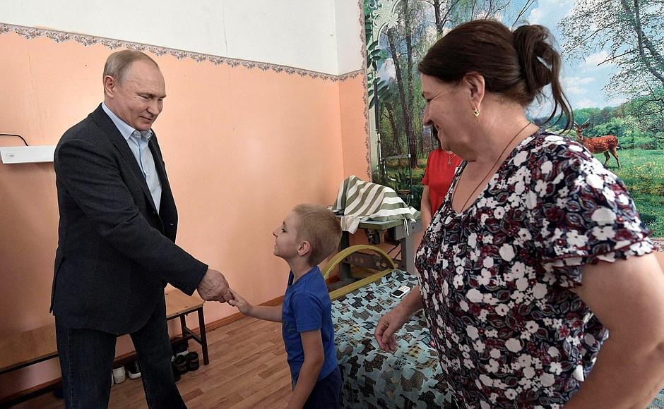 Владимир Путин осмотрел в Тулуне пункт размещения граждан, пострадавших во время паводков