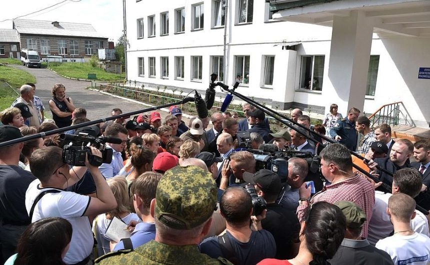 Владимир Путин осмотрел в Тулуне пункт размещения граждан, пострадавших во время паводков