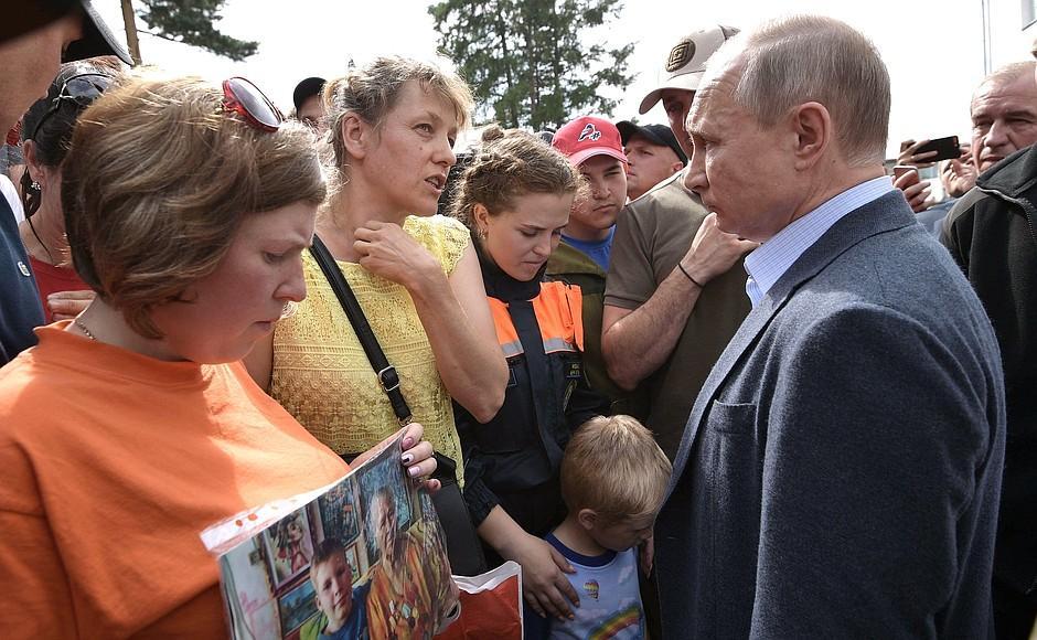 Владимир Путин осмотрел в Тулуне пункт размещения граждан, пострадавших во время паводков