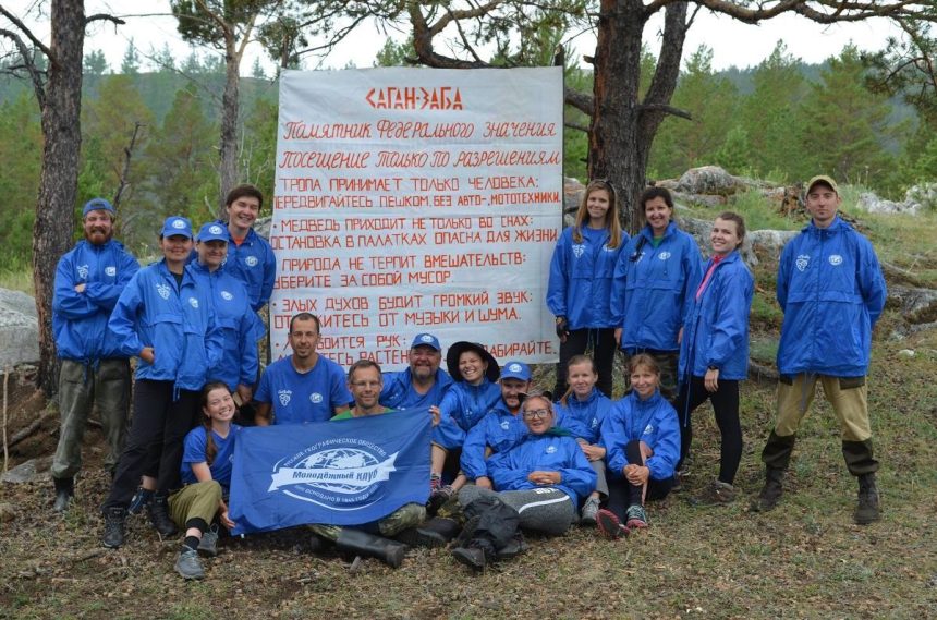 Волонтеры обустроили туристическую тропу до утеса Саган-Заба в Прибайкальском нацпарке