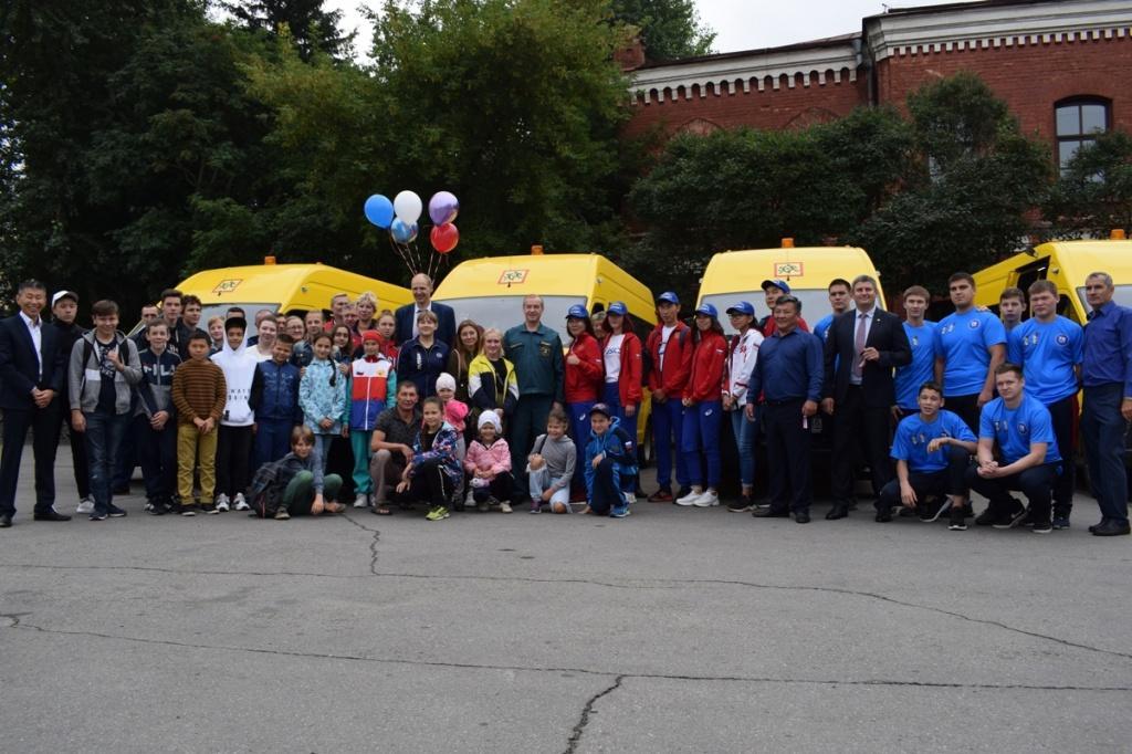 Четыре новых автобуса приобрели для спортивных школ области