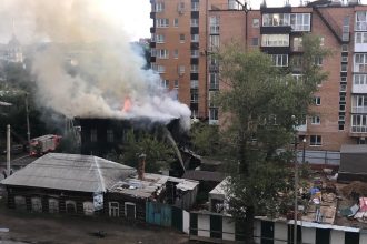 Деревянный дом сгорел в центре Иркутска