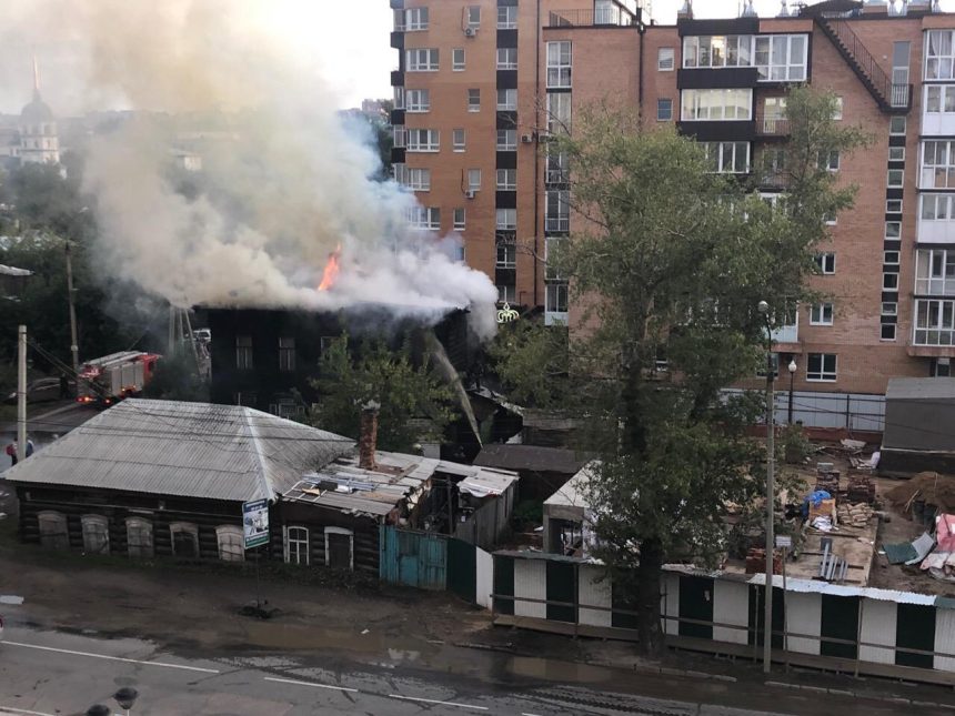 Деревянный дом сгорел в центре Иркутска
