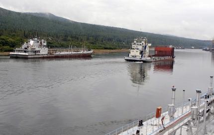 Критически низкие отметки уровня воды наблюдаются на судоходном участке реки Лены